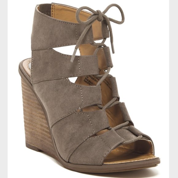 Melrose and Market Shoes - Host Pick✨Melrose and Market Calista Wedge Sandal